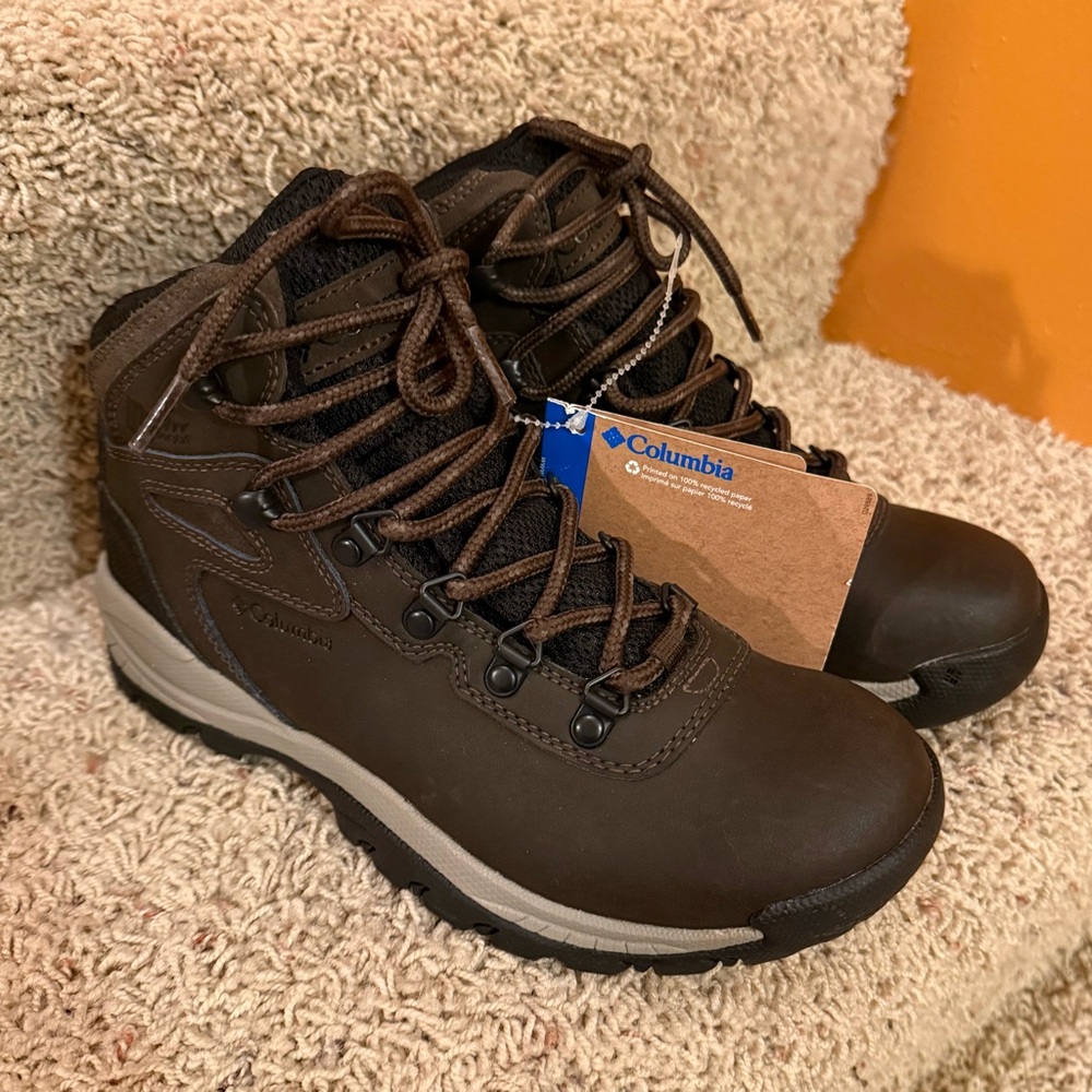 NEW w Tag Columbia Waterproof Leather Hiking Boots; Sz 7; great tread; Reg $150